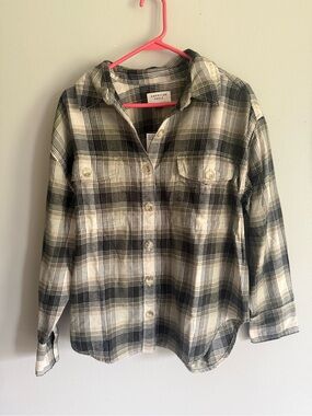 American Eagle Outfitters Black & Cream Plaid Button-Down Shirt - NWT